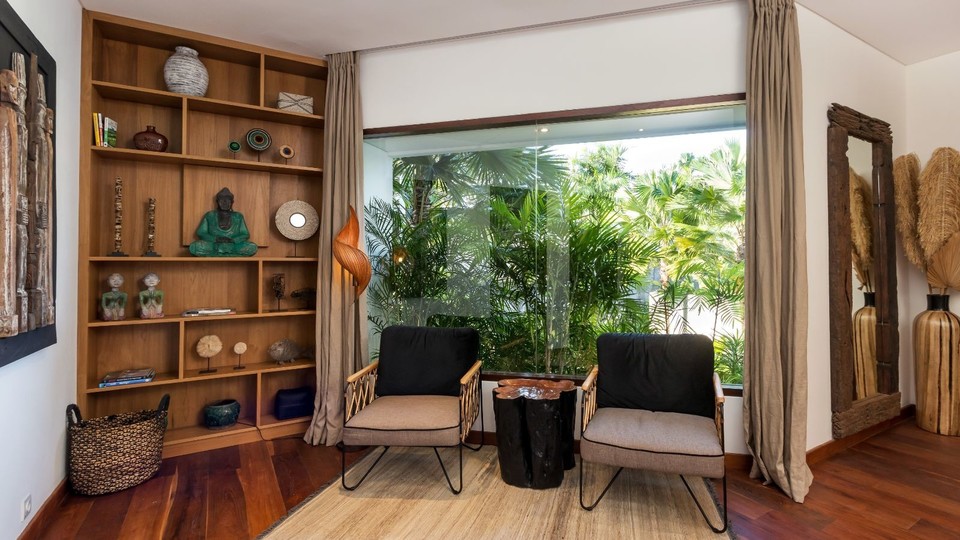 Modern 4BR Villa W/ Pool & Balcony, Bali Villa 2220