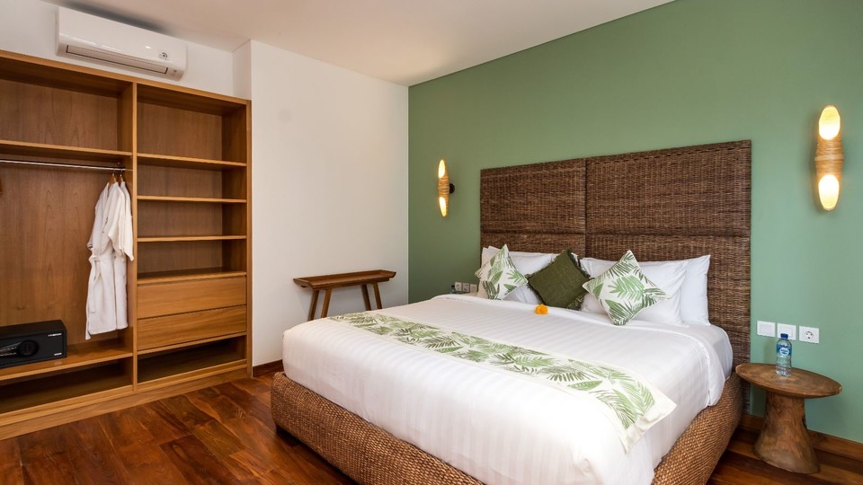 Modern 4BR Villa W/ Pool & Balcony, Bali Villa 2220