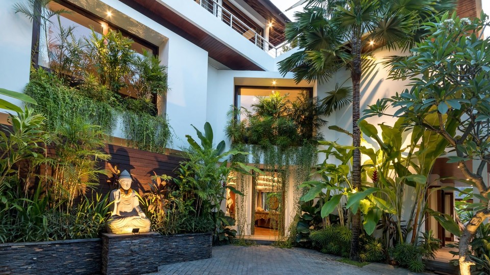Modern 4BR Villa W/ Pool & Balcony, Bali Villa 2220