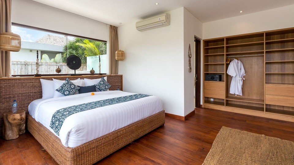 Modern 4BR Villa W/ Pool & Balcony, Bali Villa 2220
