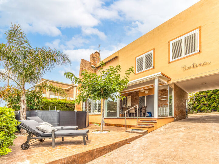 Chic 4BR Villa with Ocean Views,1019, Torredembarra, Spain