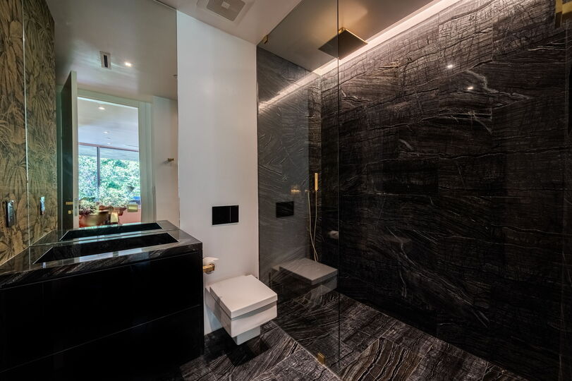 Hollywood Majesty: G Residence