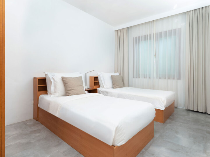 Private Escape in Baa Atoll,1006