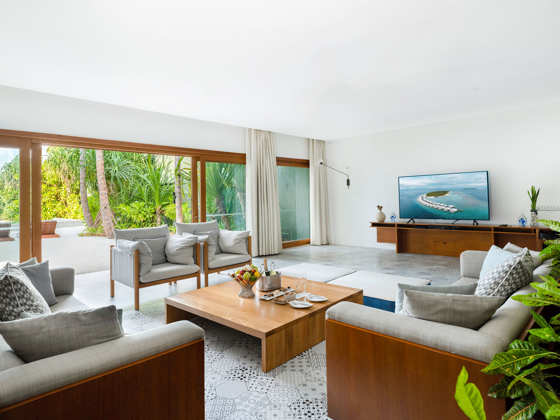 Elegant 4 Bedroom Villa in Paradise,1007