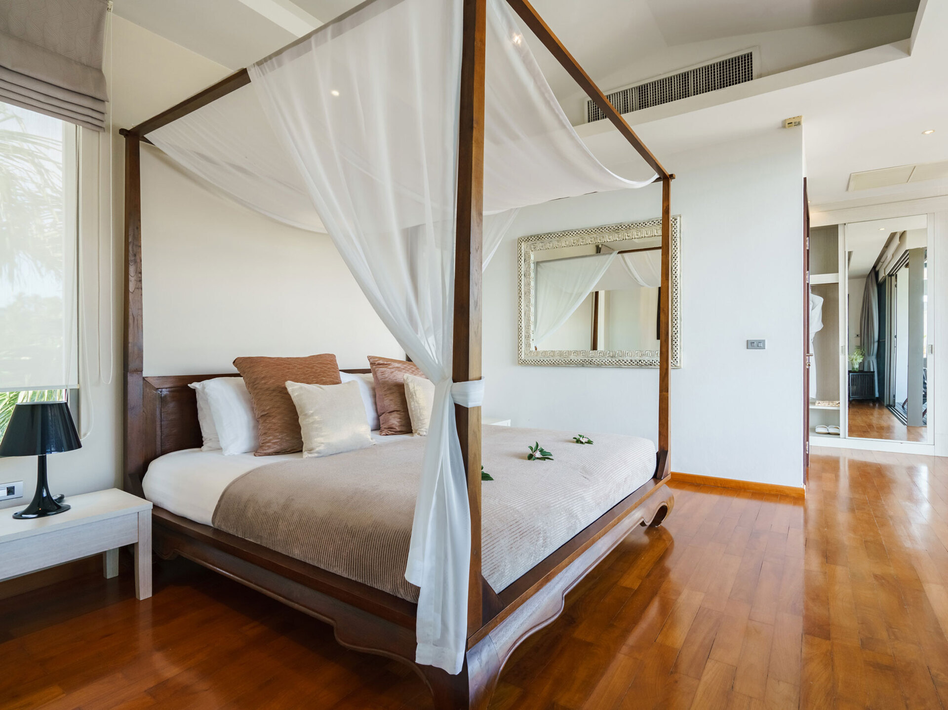 Inasia - Spacious bedroom details
