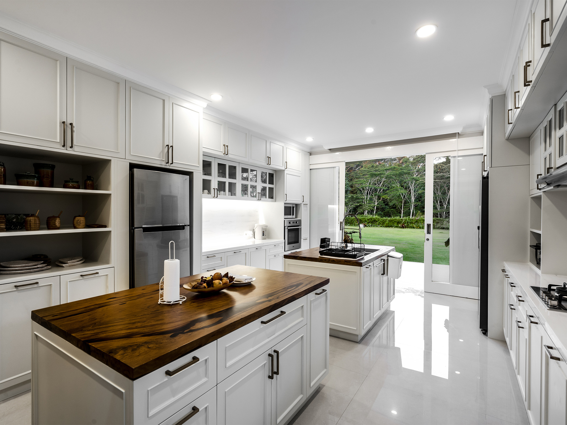 Pala Ubud - Villa Agung - Gorgeous show kitchen by the lawn