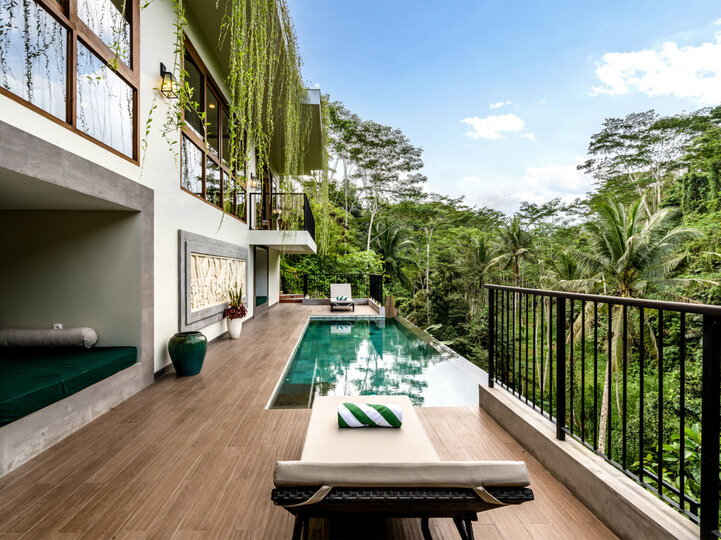 Pala Ubud - Villa Batur - Restful pool deck under shady weather
