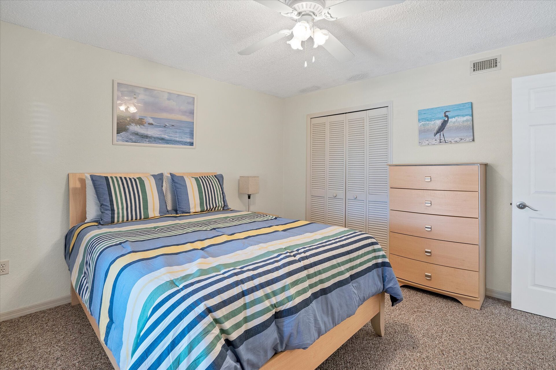 the guest bedroom has a 32" smart TV