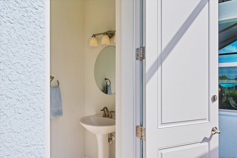 Half bathroom on lanai