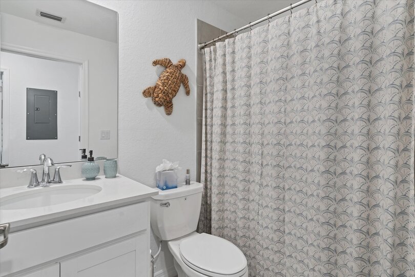 Guest bathroom with shower/tub combo