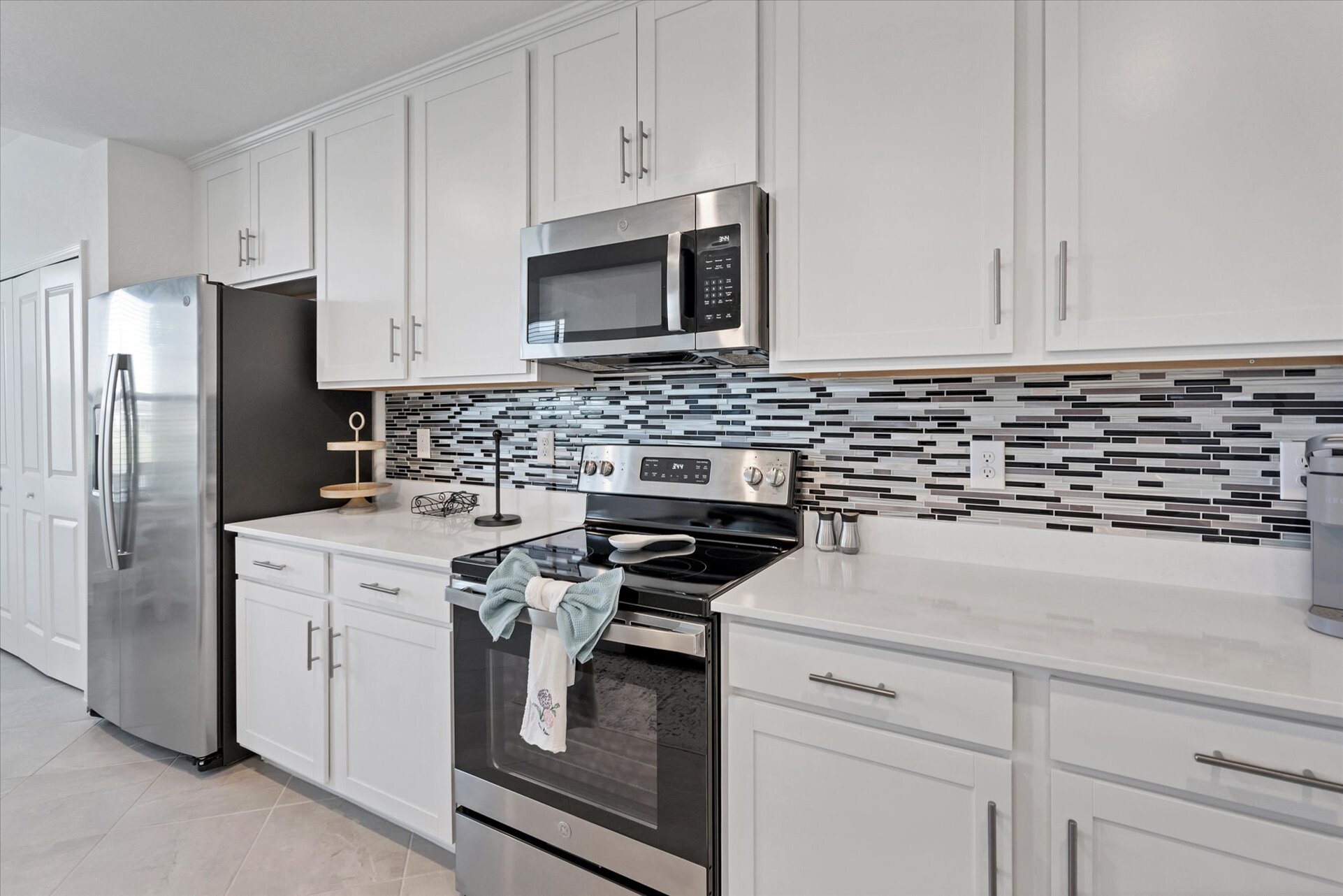 Gorgeous, bright, fully-equipped kitchen