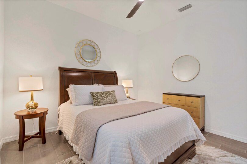 Guest bedroom 1 with queen bed