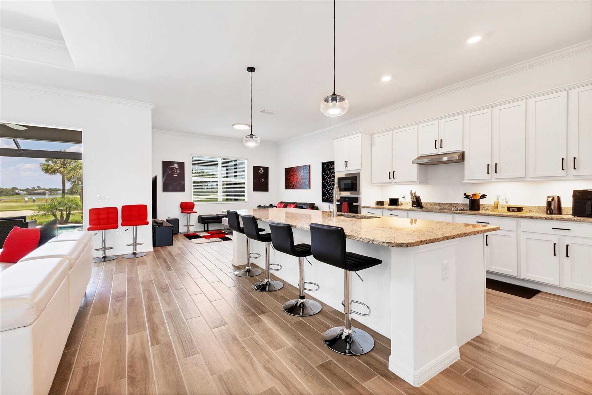 Beautiful, fully-equipped kitchen