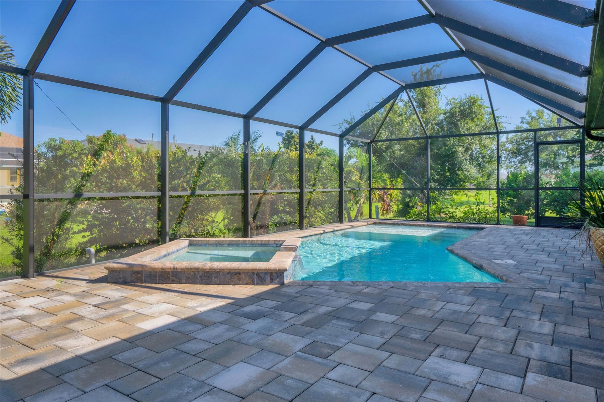 Beautiful, large lanai overlooking sparkling private pool & spa