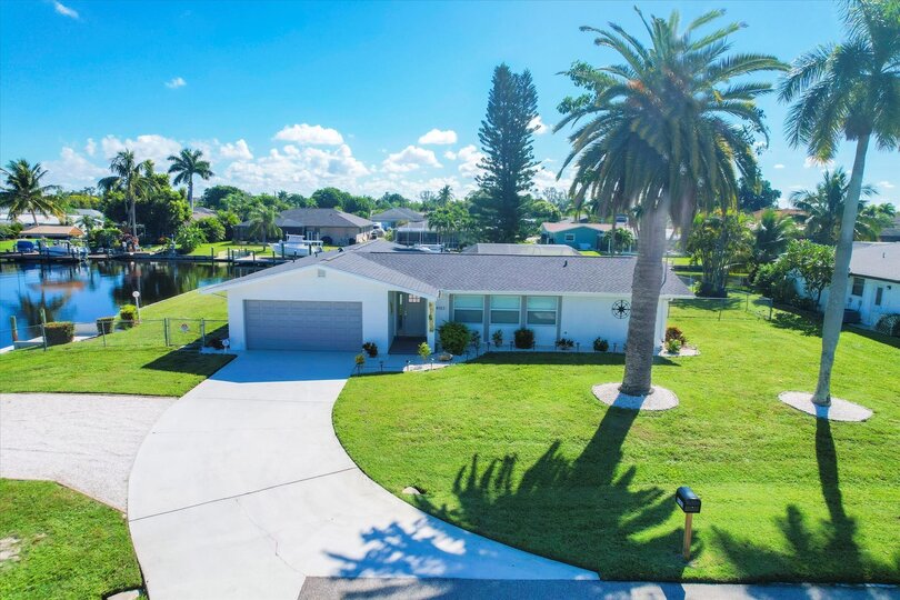 Beautiful 3 bedroom, 2 bathroom waterfront Cape Coral home with private pool