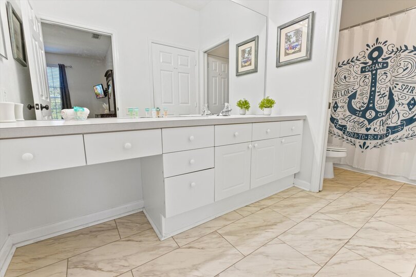 Shared Bathroom 2
Tub/Shower combo