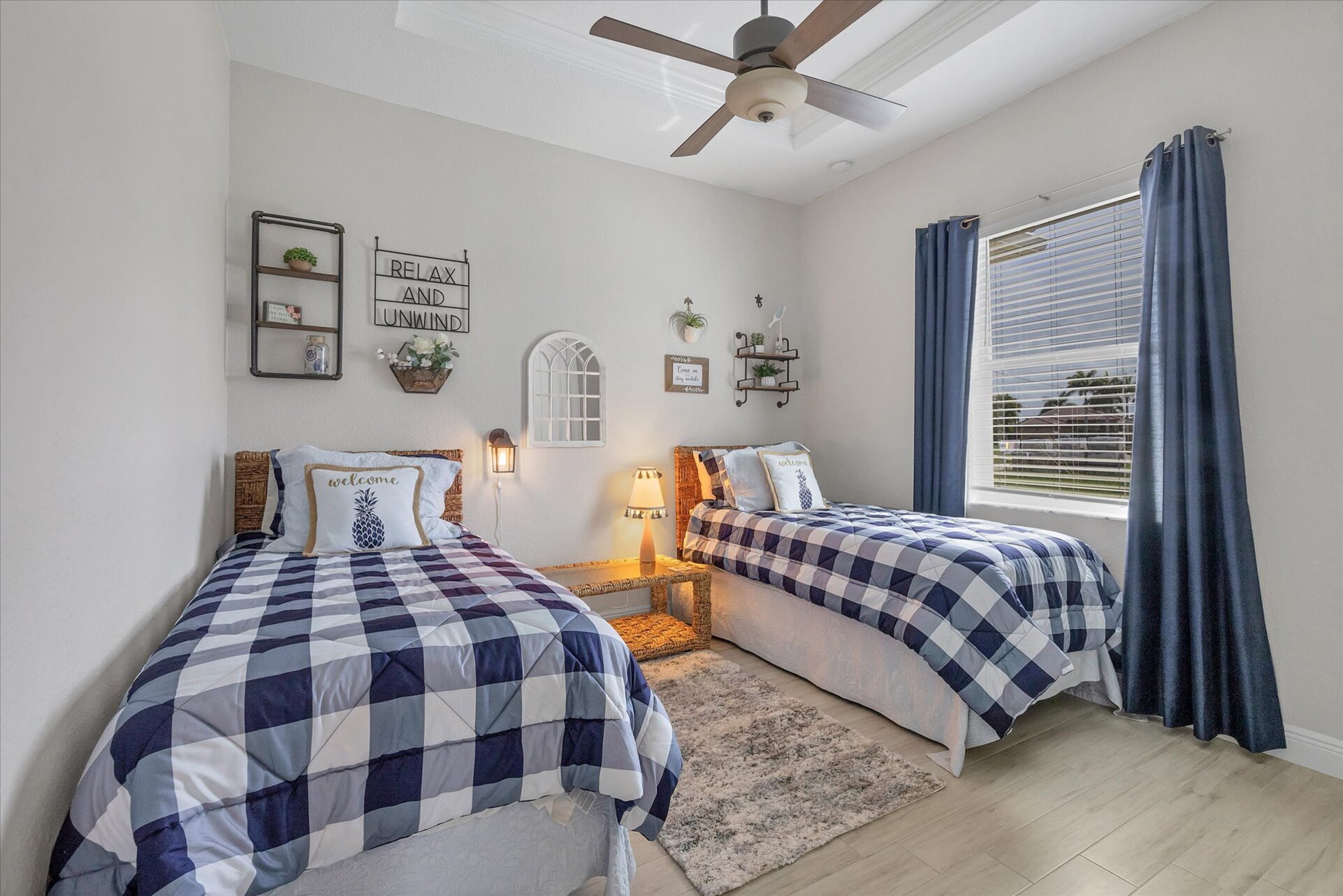 Guest bedroom 2 with two twin beds