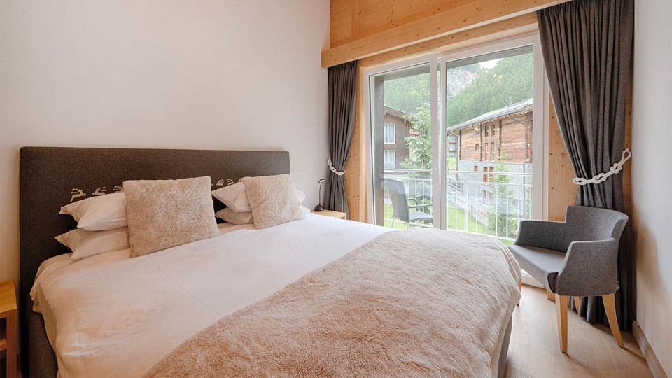 Ski-In/Ski-Out Luxury with Stunning Views, Valais Apartment 1396