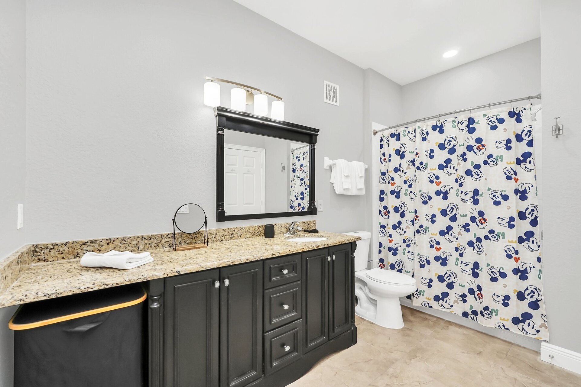 Large family bathroom for everyone to share