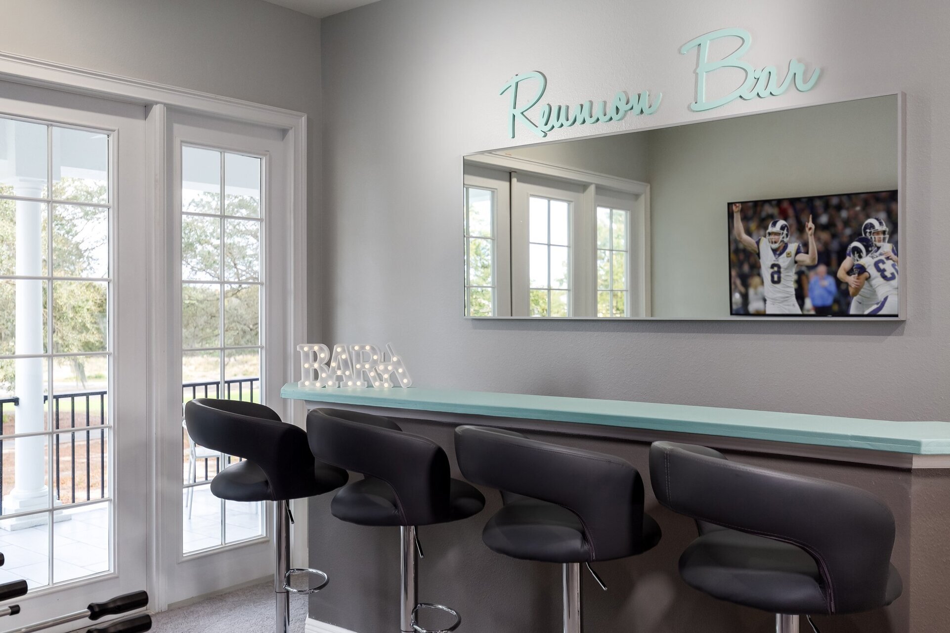 Eat or snack at the Reunion wet bar