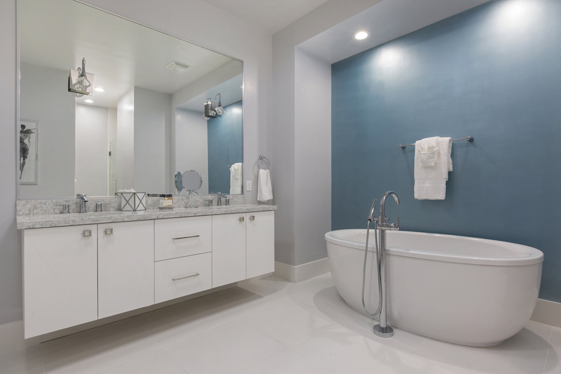 Ensuite bathroom to grand master suite 2