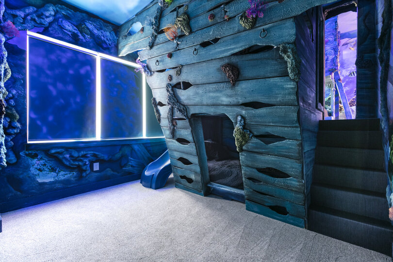 Colorful fish surround the wall to sooth you before bed