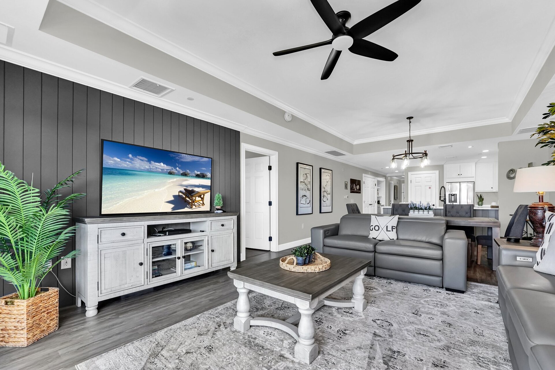 Beautifully Renovated 3 Bedroom Condo,6567