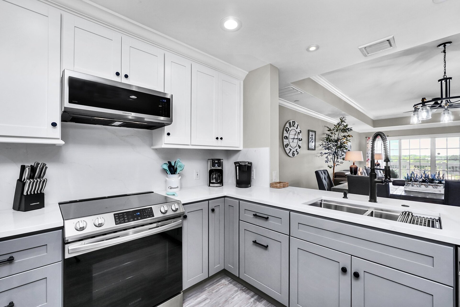 Beautifully Renovated 3 Bedroom Condo,6567