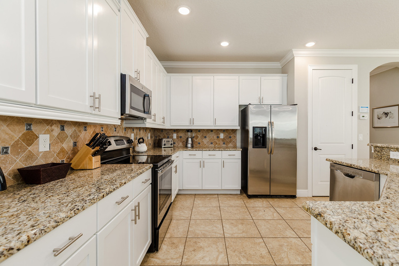 Cook delicious meals together in the fully equipped kitchen.