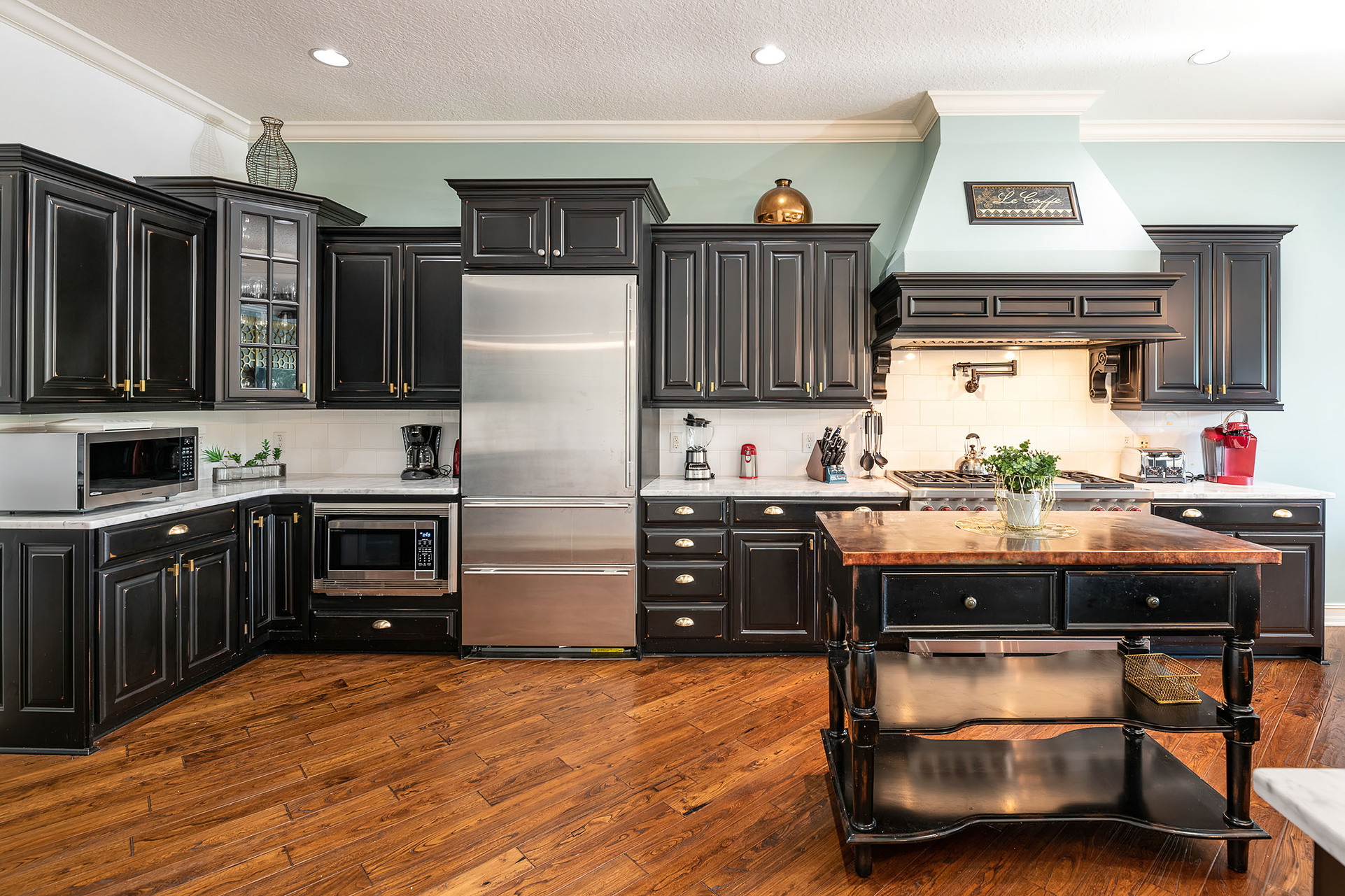 The cooks of the family can prepare a home-cooked meal in the fully-equipped kitchen