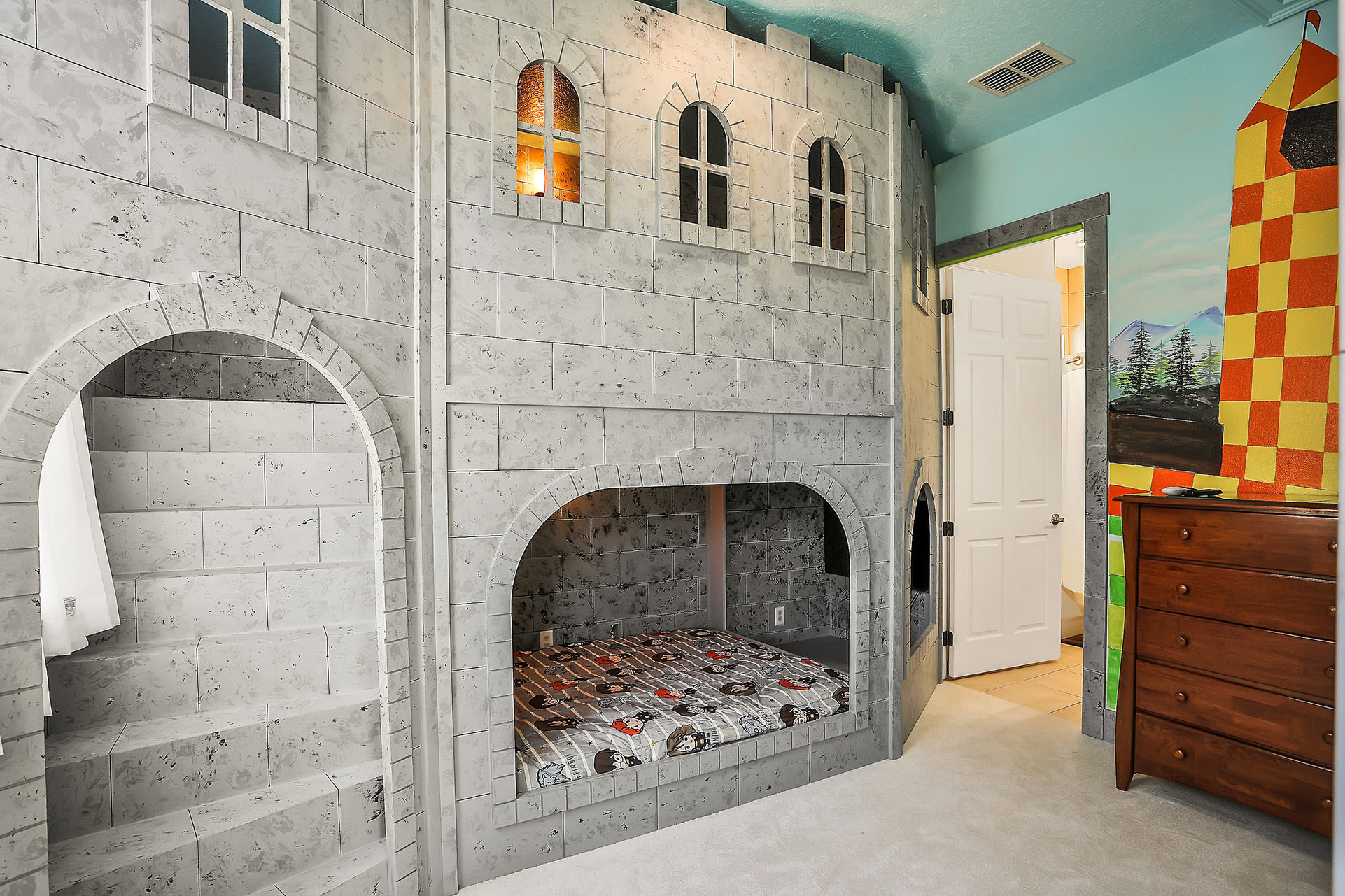 Upstairs, you will find a wizarding-themed kids' bedroom with a double/double bunk bed and en suite.