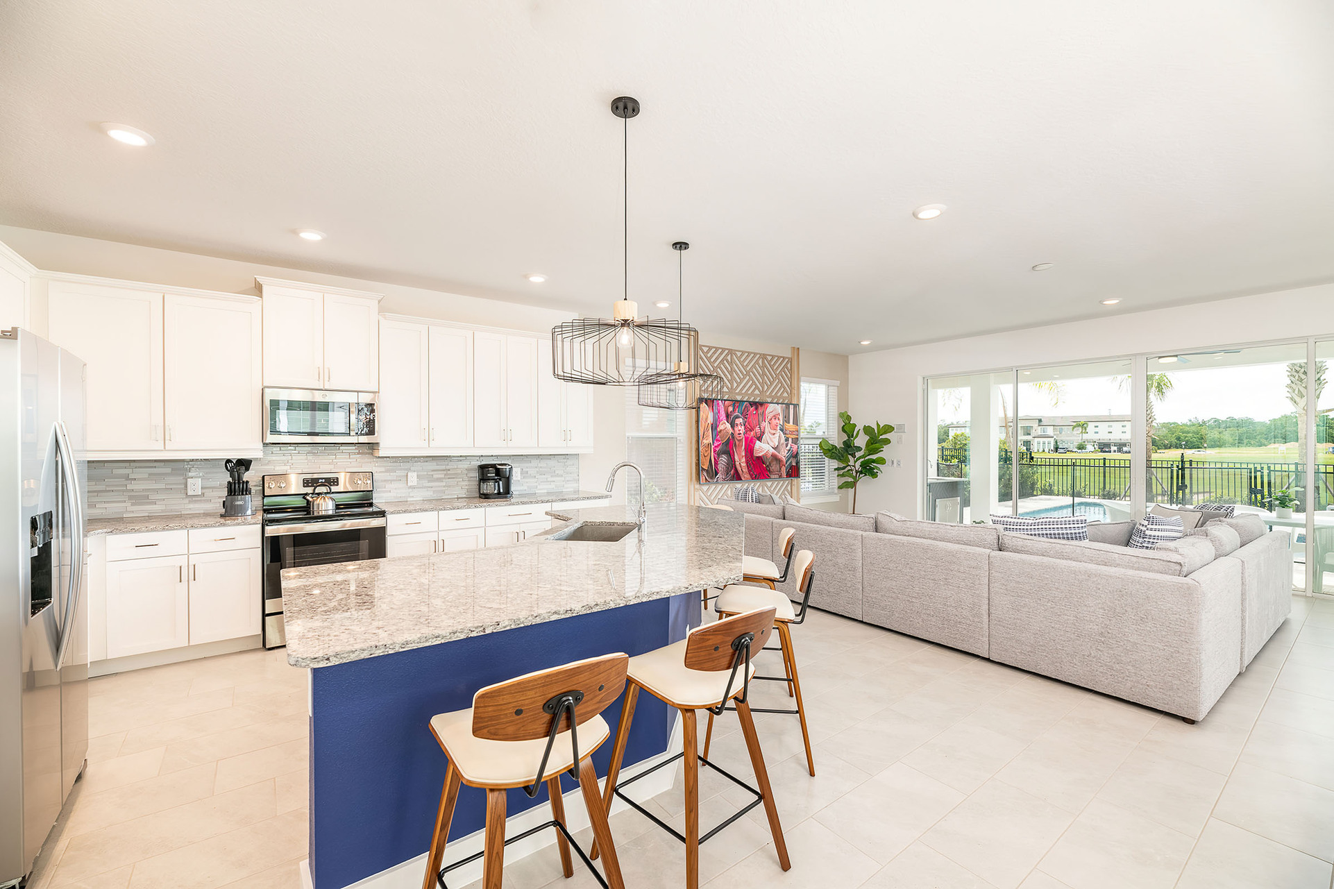 The breakfast bar offers additional seating for 4