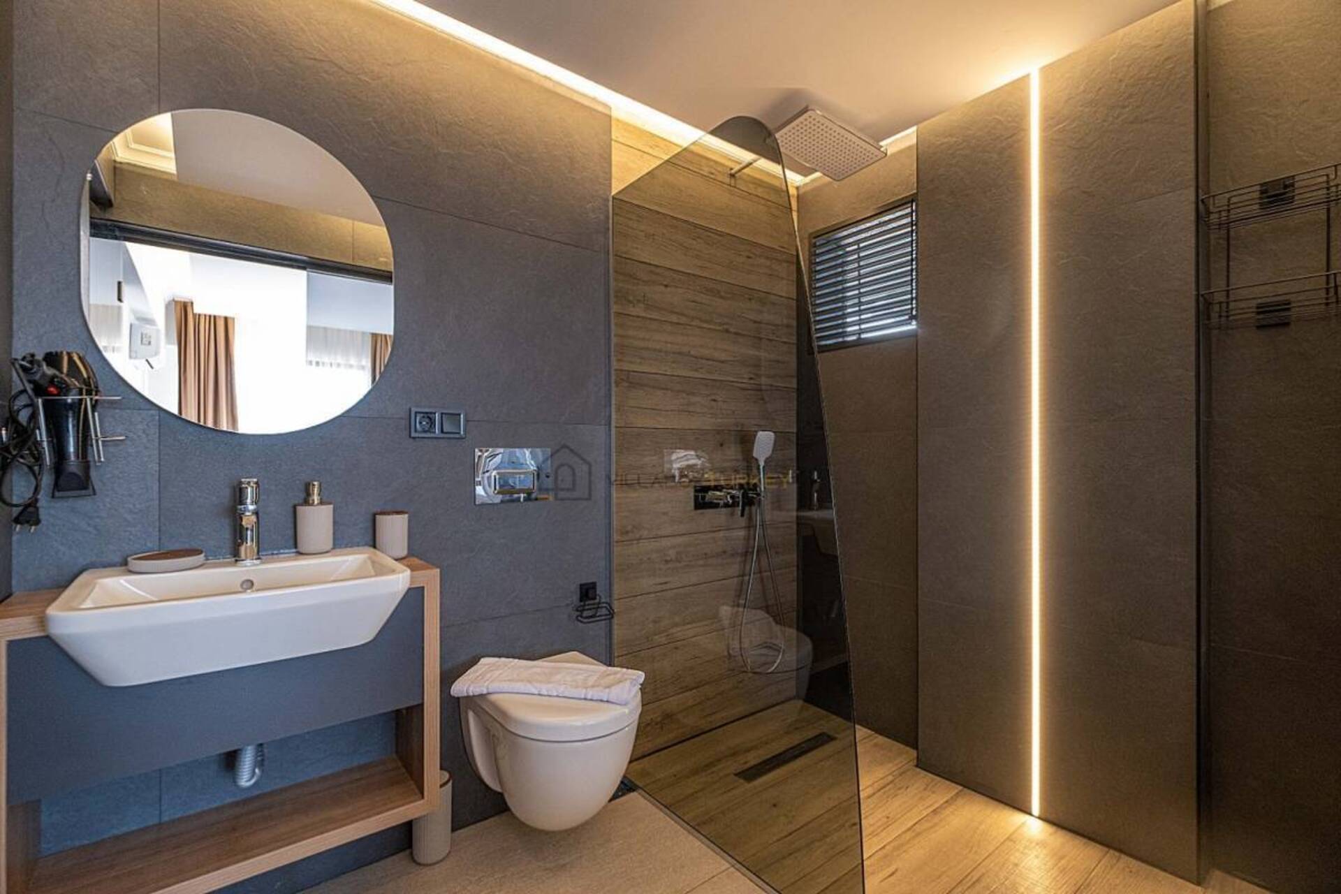 A Beautiful Home for Easy Escapes 1036