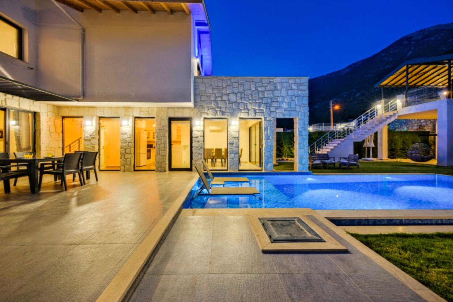 Your Own Setting for Holiday Living 1047