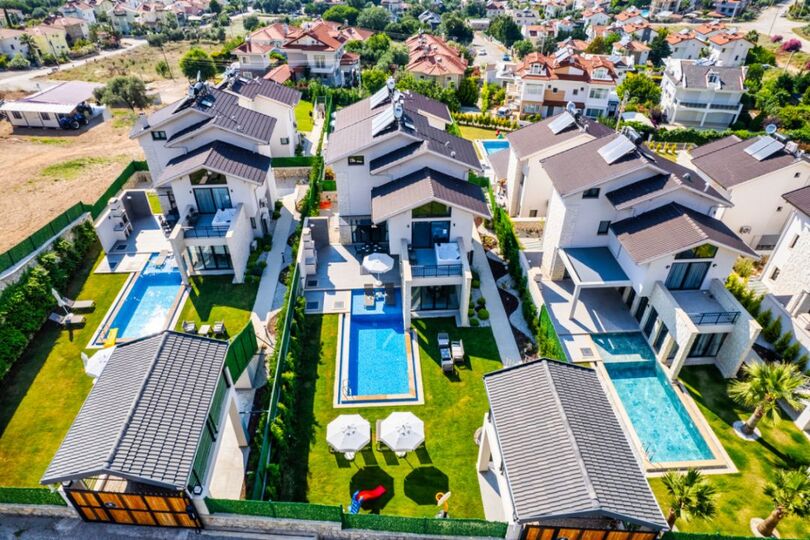 Your Own Setting for Holiday Living 1047