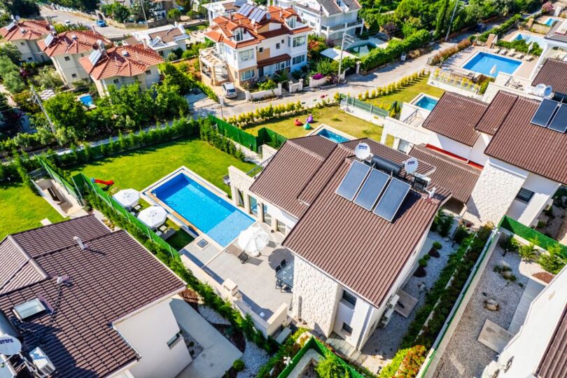 Your Own Setting for Holiday Living 1047