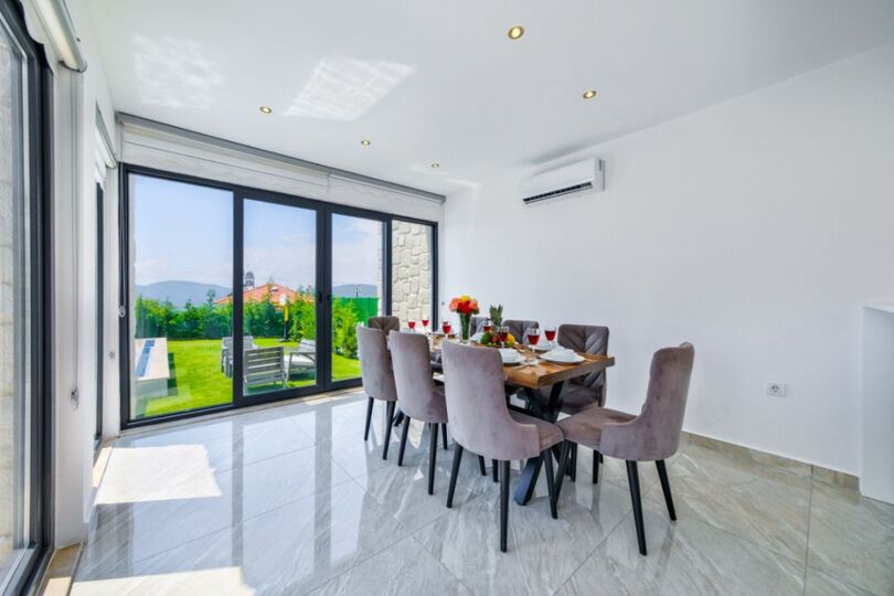 Your Own Setting for Holiday Living 1047