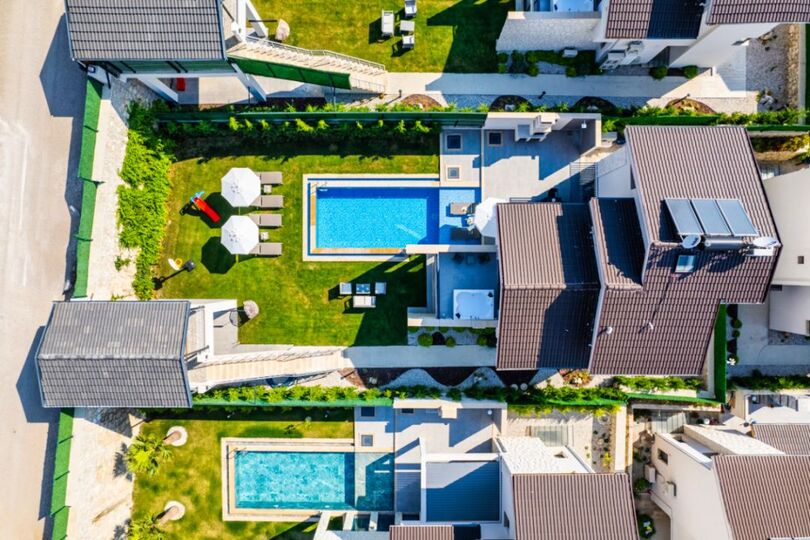 Your Own Setting for Holiday Living 1047