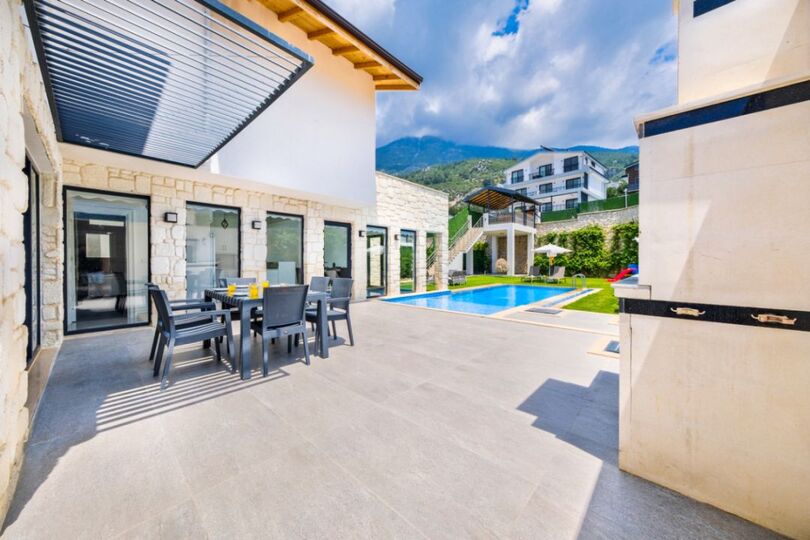 Your Own Setting for Holiday Living 1047