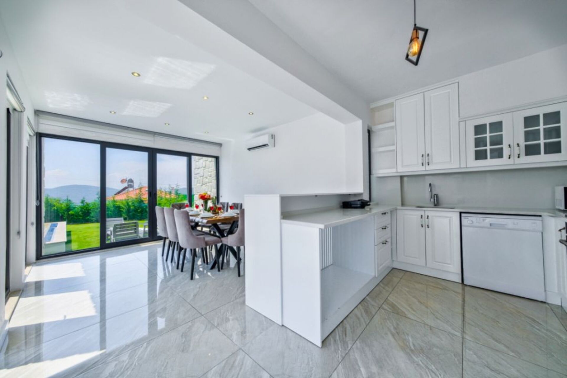 Your Own Setting for Holiday Living 1047