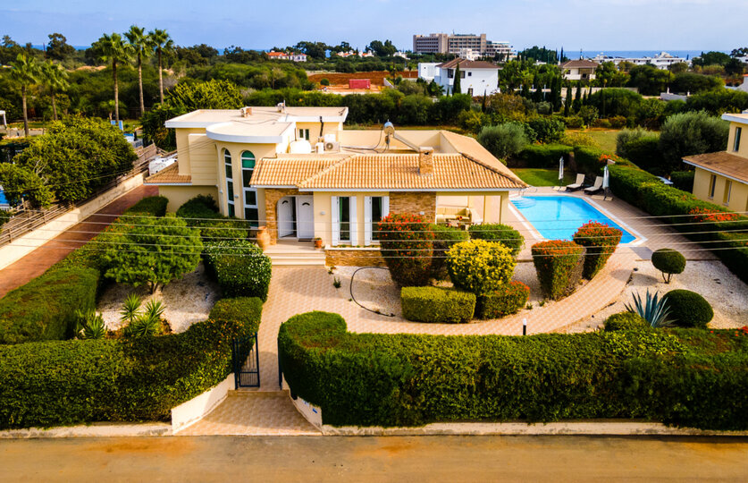 Luxury Villa with Mature Garden - 1390