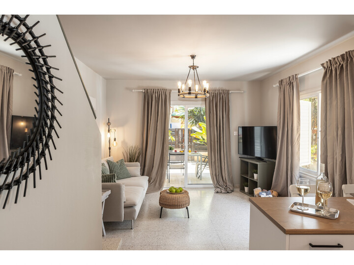 Stylish in the Heart of Perivolia, Larnaca Villa 1402