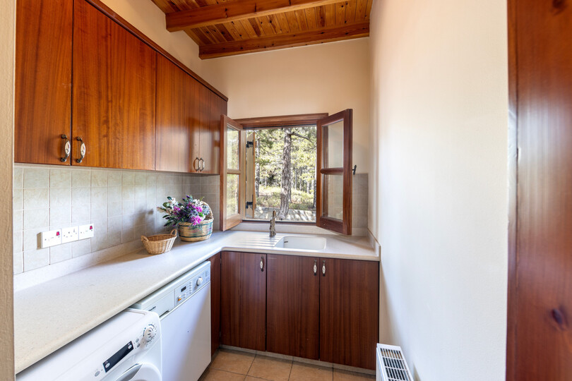 The Enchanting 4 Bedroom Villa in Pedoulas, 1005