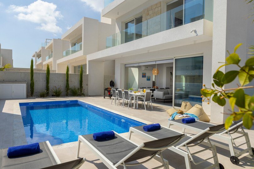 Tranquil Oasis: 6 Bedroom Villa in Protaras, 1727