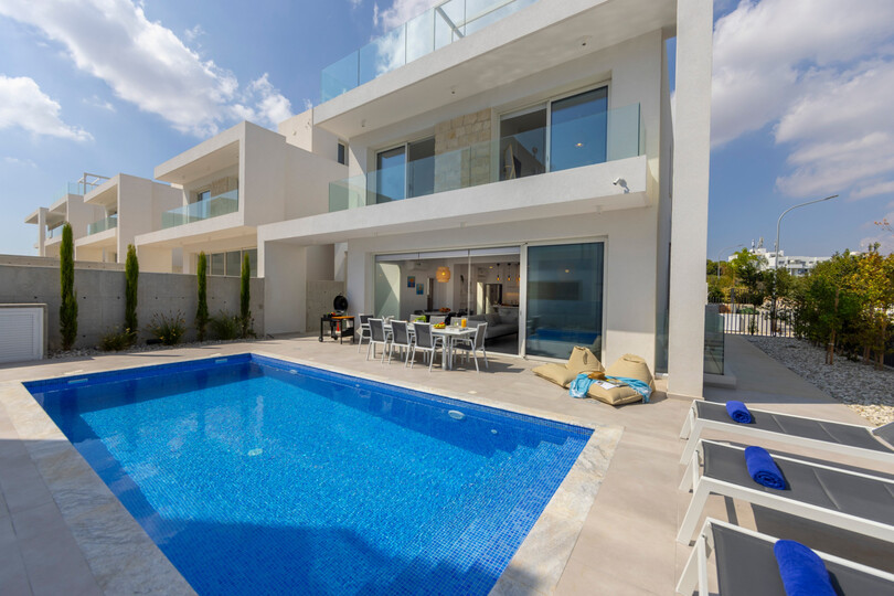 Tranquil Oasis: 6 Bedroom Villa in Protaras, 1727