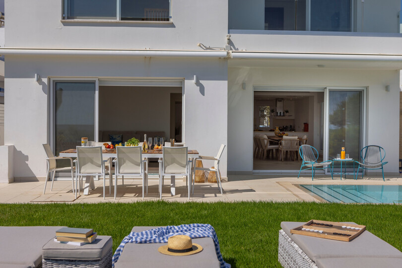 Serene Villa with 5 Bedrooms in Pernera 1543