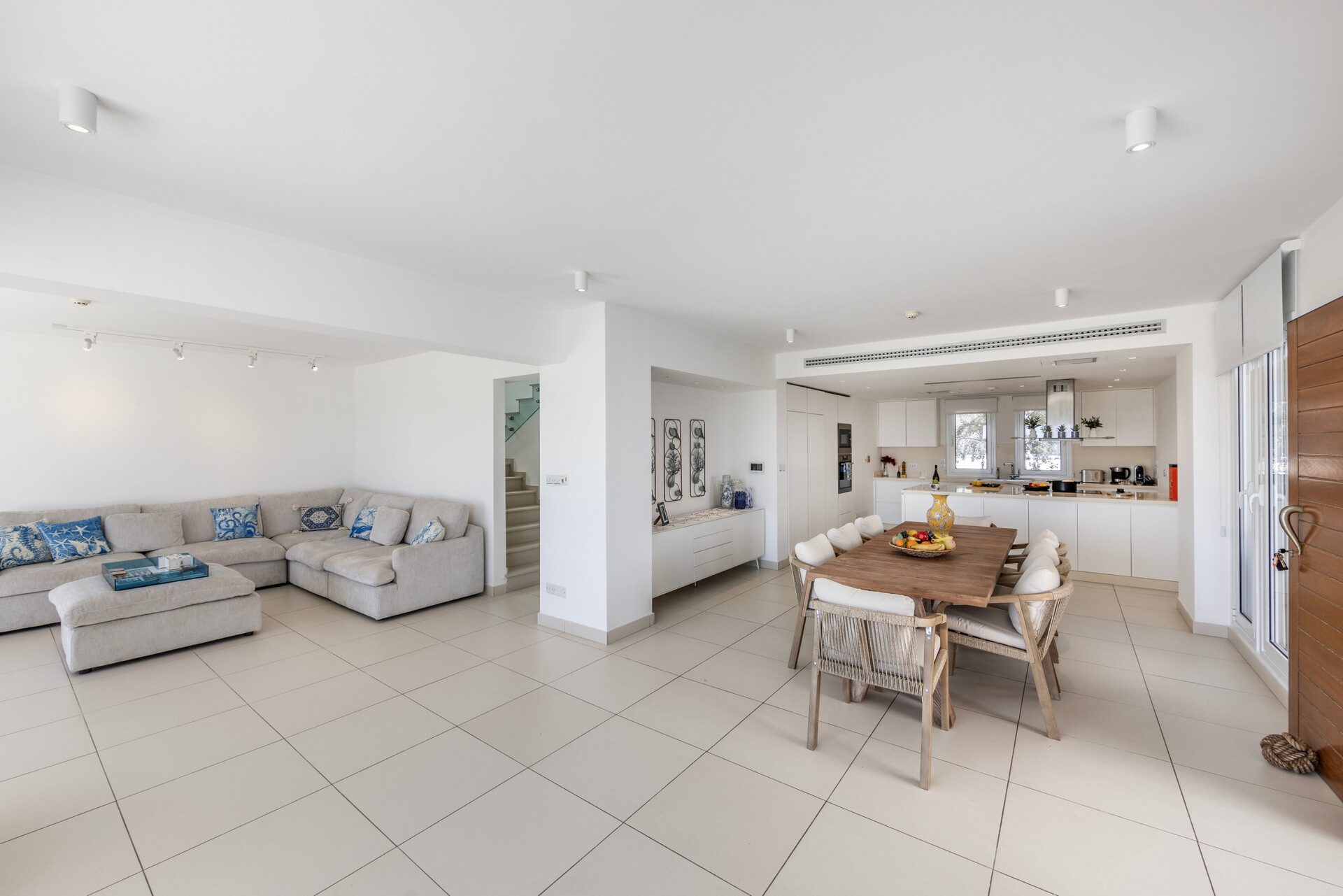 Serene Villa with 5 Bedrooms in Pernera 1543