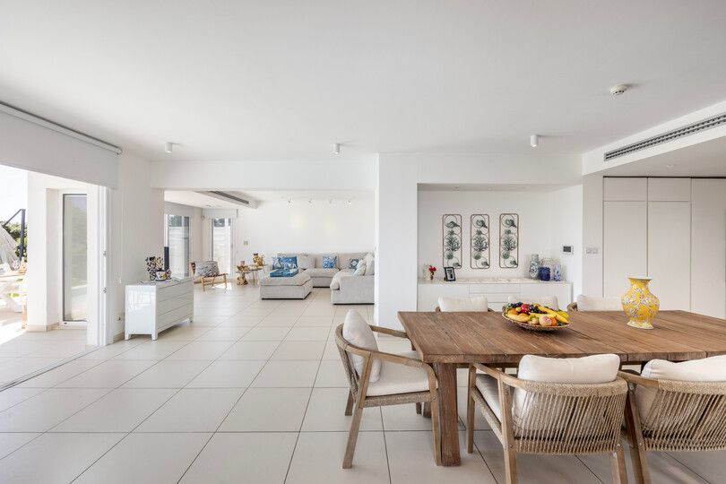 Serene Villa with 5 Bedrooms in Pernera 1543