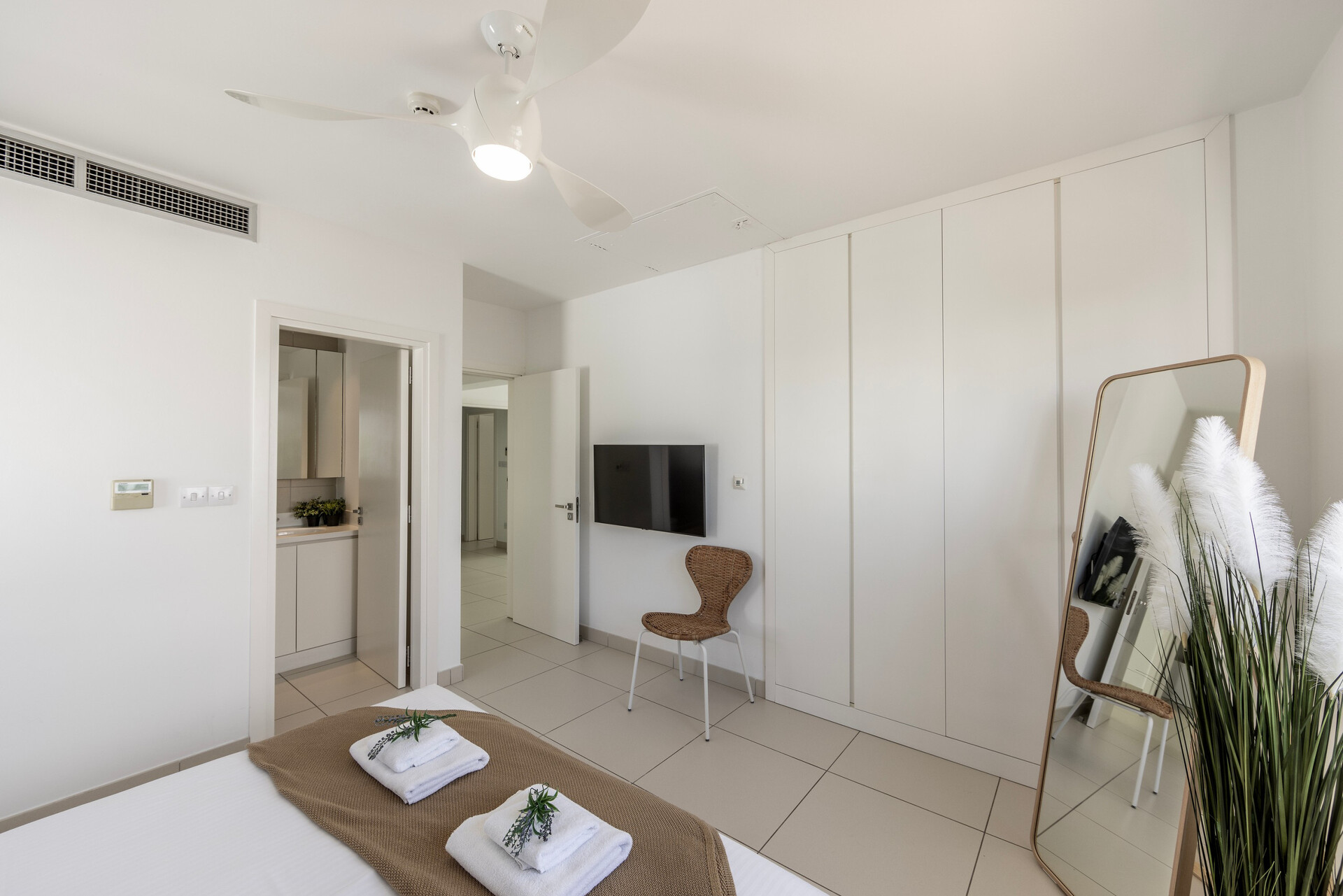 Serene Villa with 5 Bedrooms in Pernera 1543