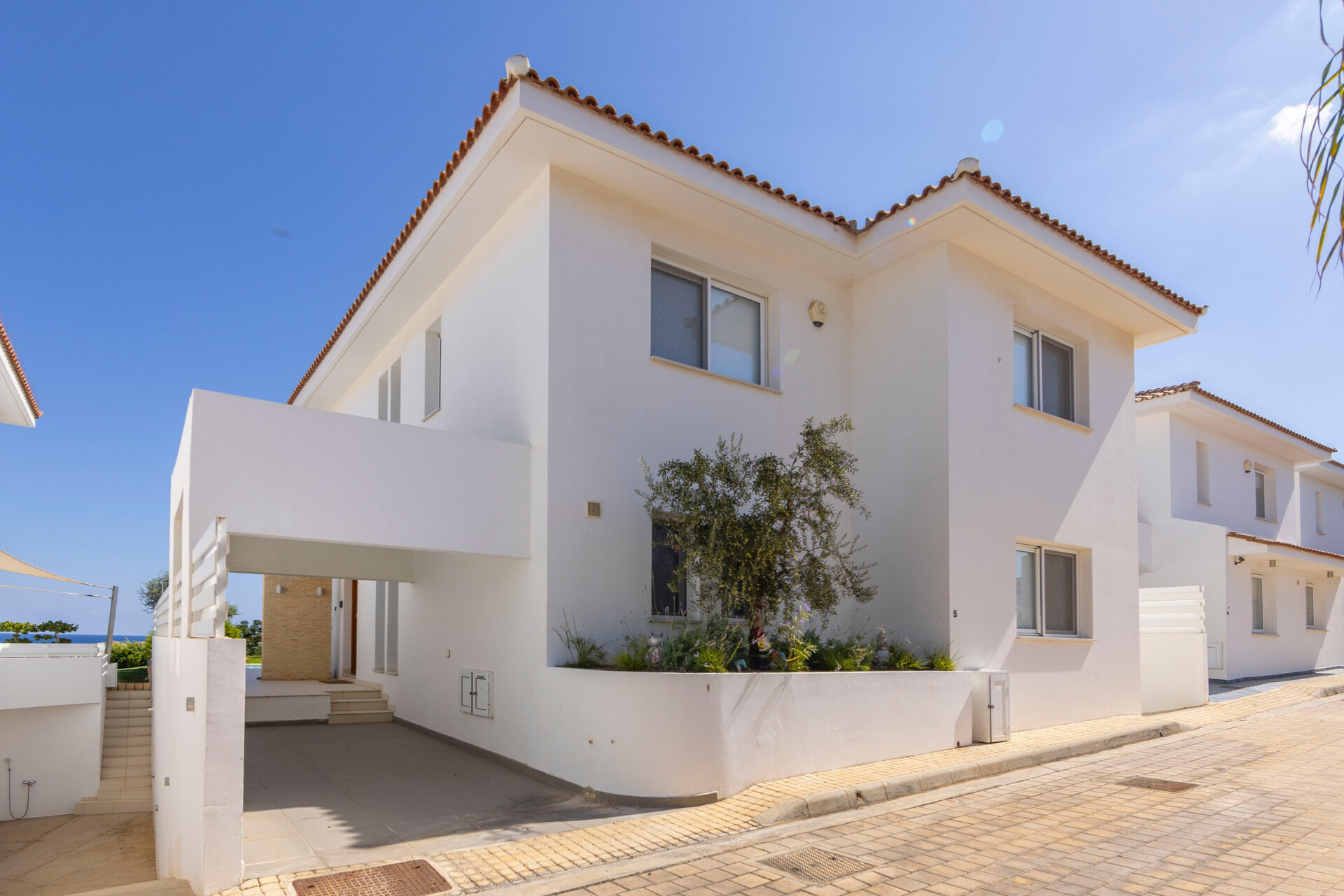 Serene Villa with 5 Bedrooms in Pernera 1543